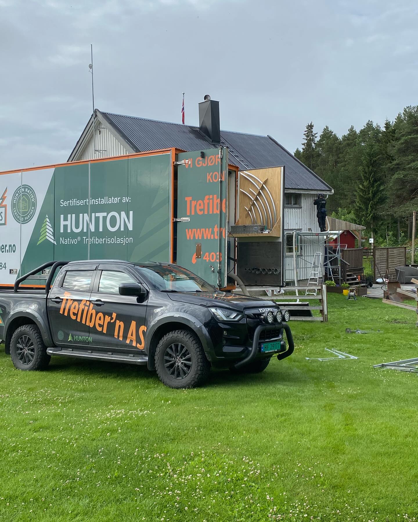 Firmabil og skaphenger fra Trefiber'n, blåseisolering og snekkertjenester