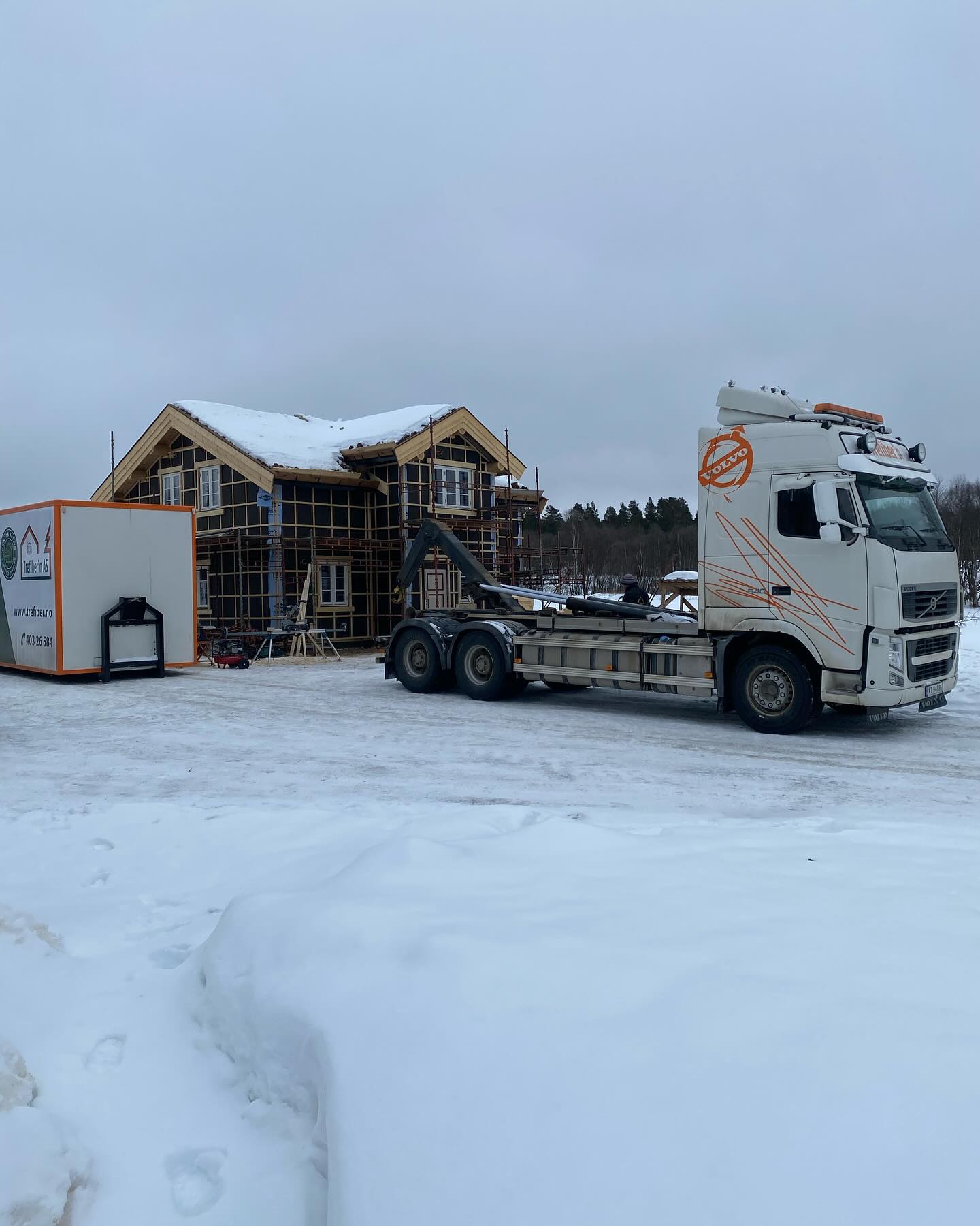 Krokbil til Trefiber'n, blåseisolering og snekkertjenester