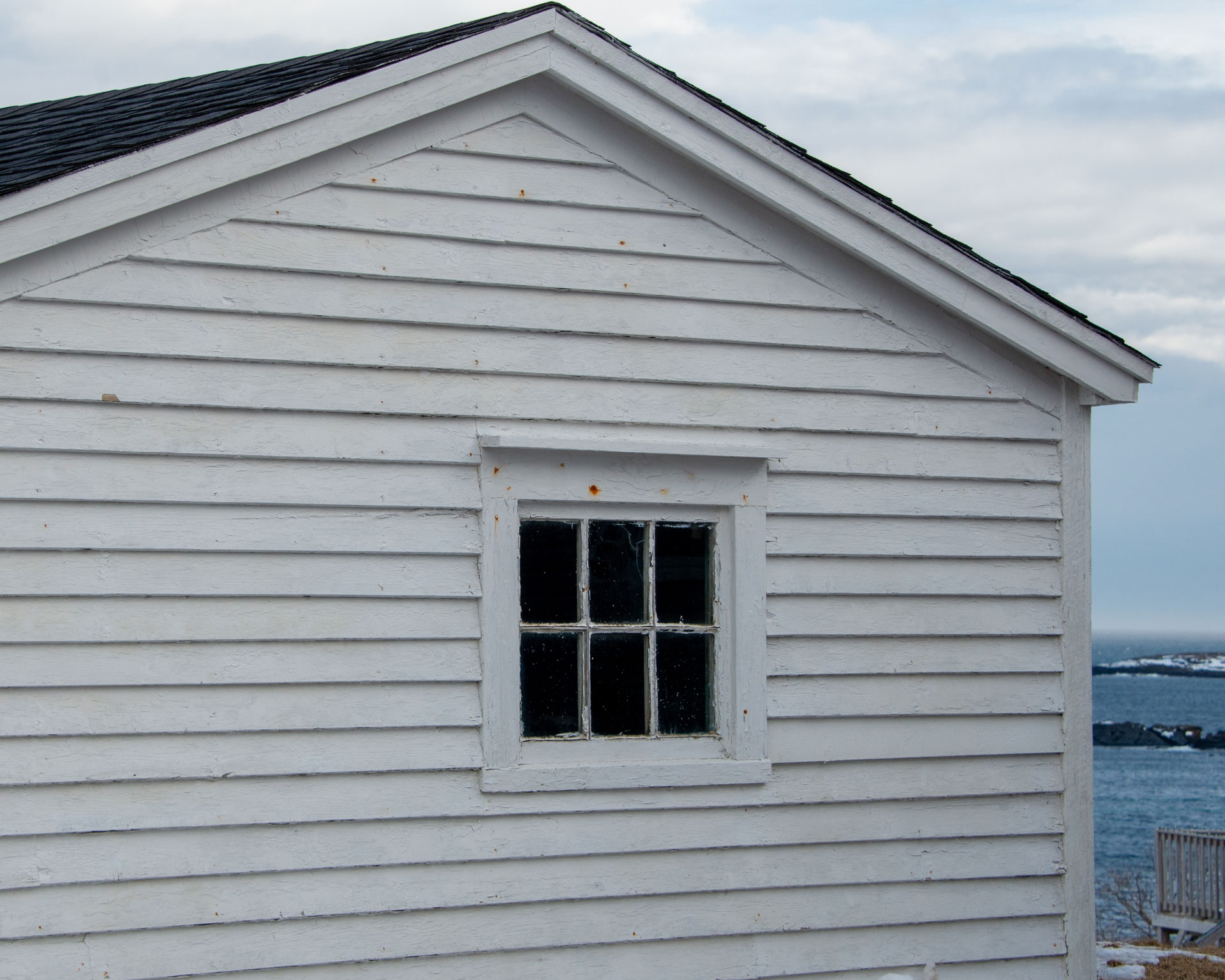 Gammelt vindu, klart for restaurering