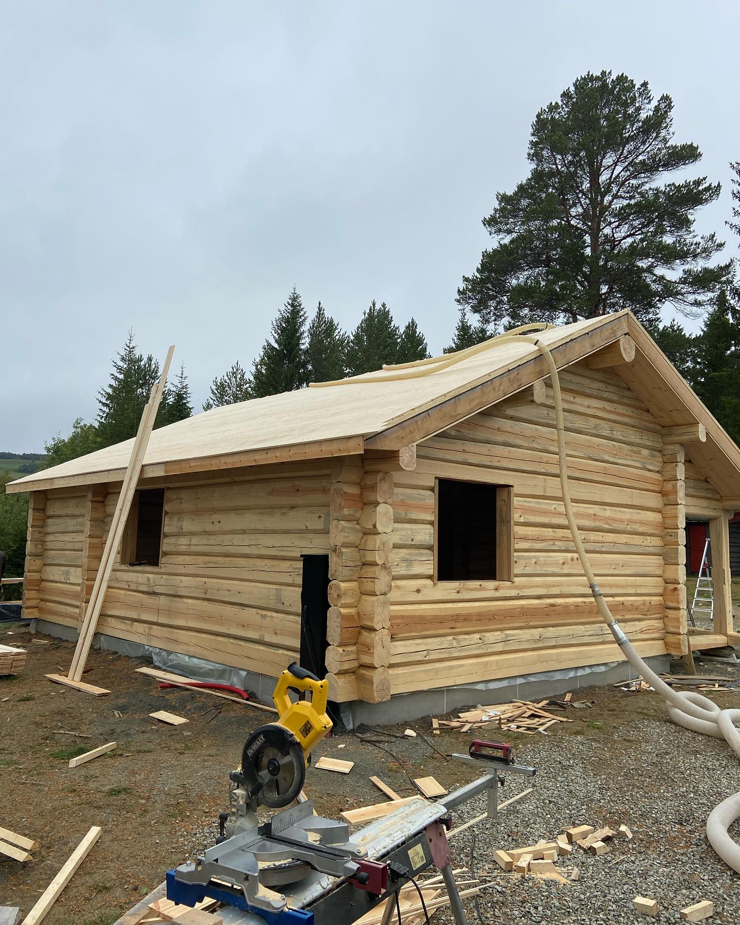 Lafting av hytte, snekkertjenester utført av Trefiber'n AS